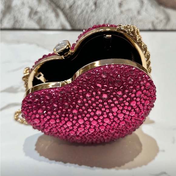 Elegant Pink Heart-Shaped Clutch - Picture 2 of 3